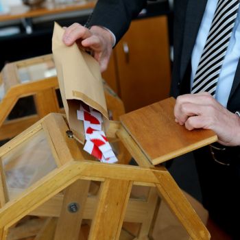 Der Notar bereitet die Sonderziehung vor