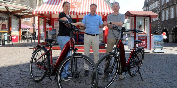 Übergabe von zwei E-Bikes an die glücklichen Gewinner: (v.l.n.r) Caroline Ziganke, Henrik Sander, Geschäftsführer SANDER-CENTER und Stefan Lütjen, Foto: Martin Rospek