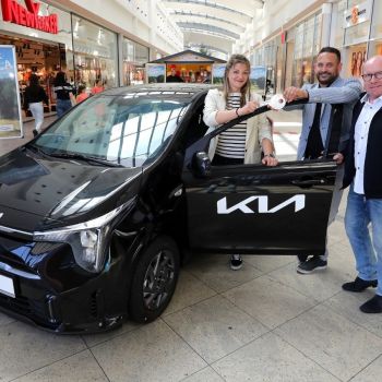 Übergabe des KIA Picanto durch den KIA Vertriebsleiter Lars Fröhlke (Mitte) an die Gewinnerin Viktorija Lang (links).