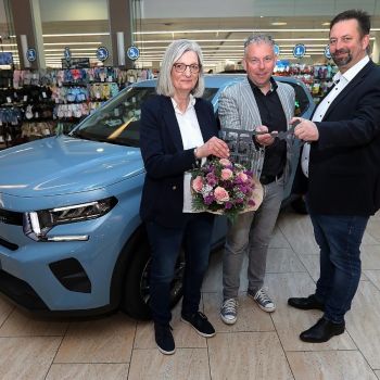 Übergabe des Citroen C3 Turbo 100 durch den Sponsor Bernhard Linn von Dello (rechts), mit Frank Springer (Mitte), dem Centermanager der Berliner Freiheit, an die Gewinnerin Heike Hantelmann-Tscherning (links). 