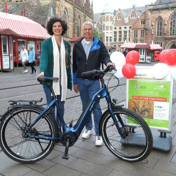 Übergabe des E-Bikes Smart Smooth von Sponsor Bernd Wellbrock (Velo-Sport) an die Gewinnerin Giuseppina Salemme (links).