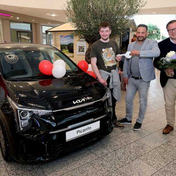 Übergabe des KIA Picanto durch den KIA Vertriebsleiter Lars Fröhlke (Mitte) und Weserpark-Centermanager Stefan Dorster (rechts) an den Gewinner Jonas Daniel Reinhardt (links).