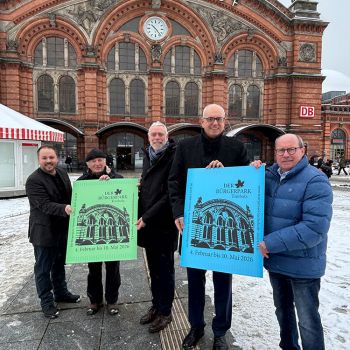 Das neue Losmotiv „Der Bremer Hauptbahnhof“ (v.l.n.r.): Gunnar Sgolik (1. Vorsitzender Förderverein Stadtgarten Vegesack e.V.),  Christof Steuer (1. Vorsitzender Knoops Park e.V.), Tim Großmann (Direktor Bürgerpark), Dr. Andreas Bovenschulte (Bürgermeister), Dietmar Hoppe (Geschäftsführer Bürgerpark-Tombola). Foto: Simone Tückmantel