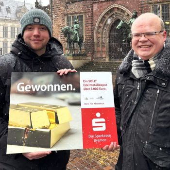 Übergabe des SOLIT Edelmetalldepots durch den Sponsor "Die Sparkasse Bremen" (vertreten durch Malte Gratenau, rechts)  an den Gewinner Fabian Spangenberg (links).