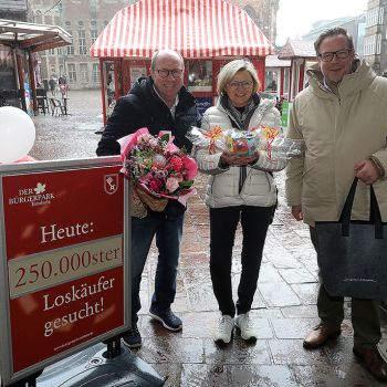 Glückwünsche an die 250.000 Loskäuferin, v.l.n.r.: Dietmar Hoppe, Geschäftsführer Bürgerpark-Tombola Claudia Krall-Nowack, Gewinnerin Stefan Dorster, Centermanager Weserpark Bremen, Foto: Martin Rospek