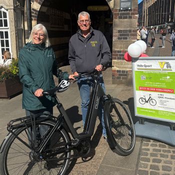 V.l.n.r.: Heike Feldmann, Gewinnerin mit Bernd Wellbrock, Inhaber Velo-Sport, Foto: Martin Rospek