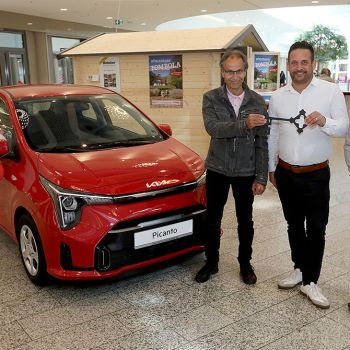 Übergabe, v.l.n.r.: Dirk Knaak, Gewinner Lars Fröhlke, Werner Automobile, KIA Vertriebsleiter Frank Trompeter, Centermanager Weserpark, Foto: Martin Rospek