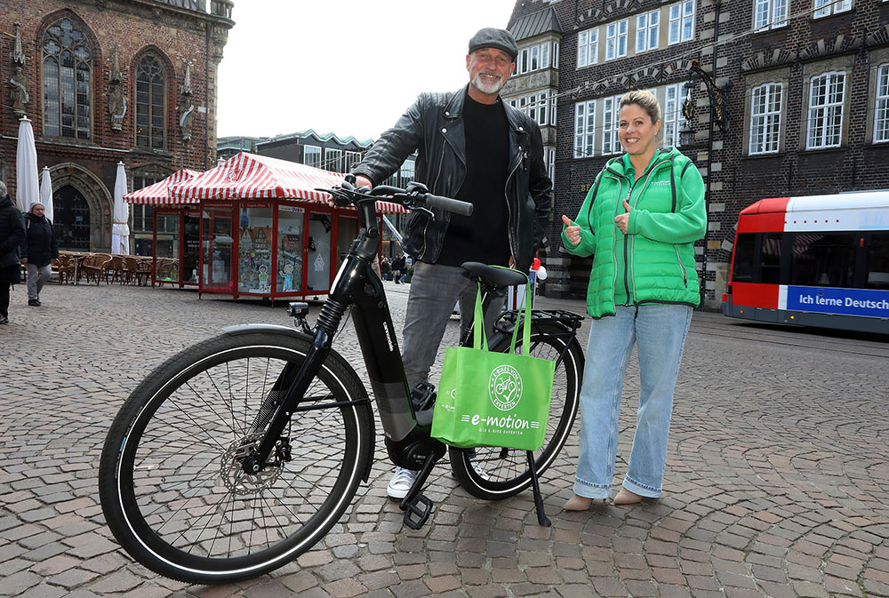V.l.n.r.: Stefan Will, Gewinner Babette Minkmar, Geschäftsführerin e-motion die e-Bike Welt Bremen, Foto: Martin Rospek