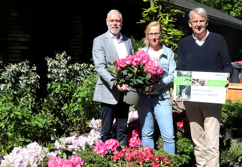 Übergabe der Pflanzpakete, v.l.n.r: Parkdirektor Tim Großmann, Gewinnerin Meike Artmann, Jan-Dieter Bruns, geschäftsführender Gesellschafter Bruns-Pflanzen Export GmbH & Co.KG, Foto: Martin Rospek