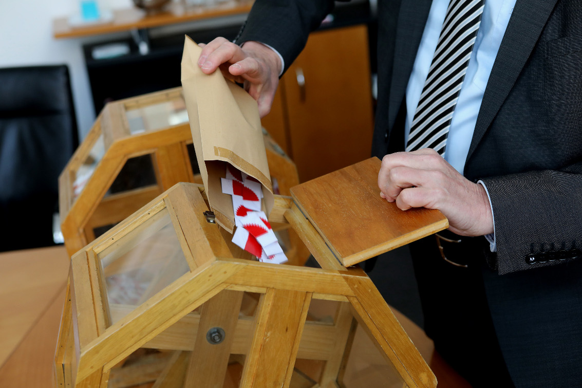 Der Notar bereitet die Sonderziehung vor